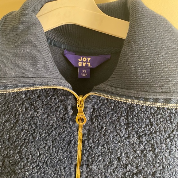 Athletic pull over - Picture 2 of 4